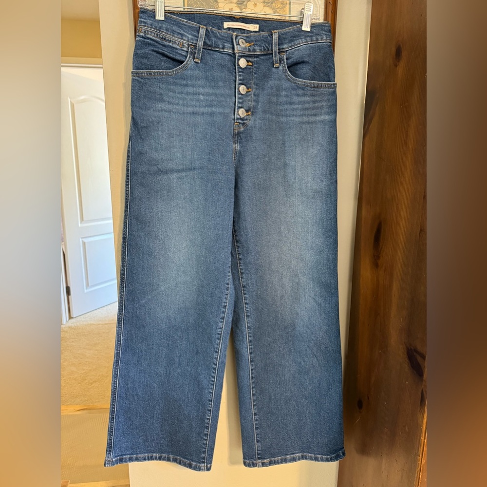 Levi’s Mile High Cropped Wide Leg Jeans. Medium Wash. Size 28.